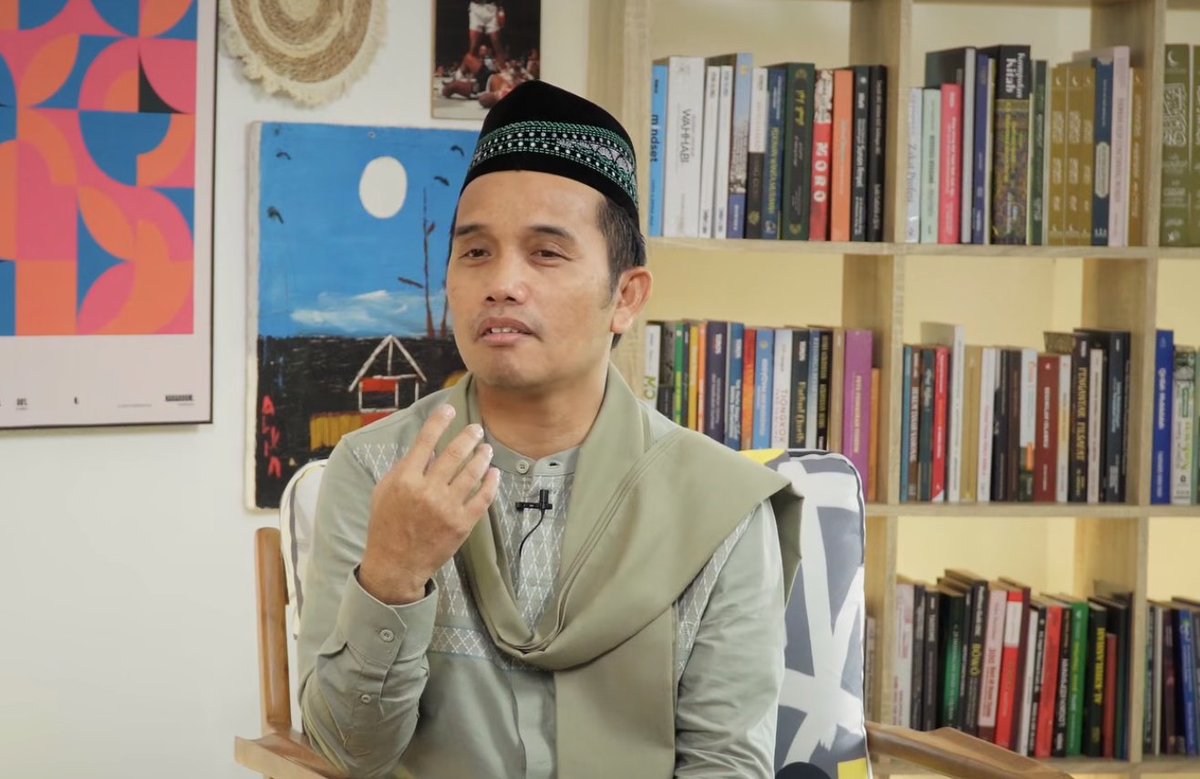 insidefolkative's tweet photo. Ustadz Maulana cerita ia udah dikontrak Trans TV selama 30 tahun. 

Habib Jafar: Ustad Maulana berarti di TV udah berapa belas tahun?
Ustadz Maualana: baru 16 tahun
Habib Jafar: enam belas tahun tuh ya, setiap hari tuh?
Ustadz Maualana: setiap hari kalau di sebelum Trans TV, 23 tahun di Makassar, sejak tahun 88 sampai 2010, berdakwah, dari kampung ke kampung, jadi itungannya 23 tahun baru diundang ke Trans TV, di Trans TV mintanya 30 tahun
Habib Jafar: ohh..sekarang baru separuh nih
Ustadz Maualana: Baru 16, masi ada 14
Habib Jafar: kok ada gitu-gituan dan itu khusus ustad maulana?
Ustadz Maualana: ngga tahu, pak CT langsung ngomong
Habib Jafar: 30 tahun gitu?
Ustadz Maualana: 'berapa tahun?', baru mau 10 pak, "tiga puluh tahun ya?"siap
Habib Jafar: wih berarti kontraknya 30 tahun?
Ustadz Maualana: itu tantangan....😂😂 tapi saya berterima kasih, berarti itu adalah doa panjang umur
Habib Jafar: betul, doa panjang umur, panjang dakwahnya juga, jadi berkah umurnya ya kan, 30 tahun berarti kontraknya ya, nanti pas udah sisa 5 tahun, pak CT dateng lagi "seumur hidup"
Ustadz Maualana: iya kayanya si 😂😂😂
