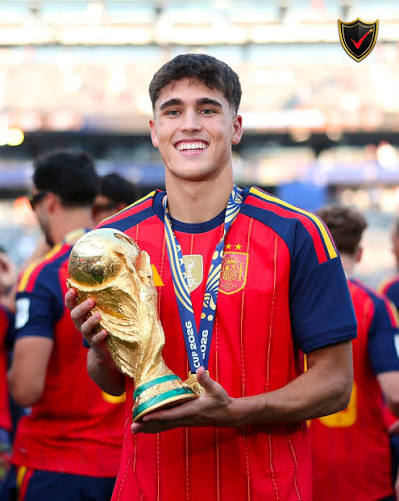 BlxckNews's tweet photo. Si el fútbol fuese justo, el Balón de Oro lo ganaría Pau Cubarsí sin ninguna duda.

- Campeón del Mundial
- Mejor Jugador Joven del Mundial con 19 años y siendo defensa
- Récord histórico en un Mundial encajando 1 gol en 8 partidos
- Récord histórico con 7 porterías a 0 en sus primeros 8 partidos
- Solamente fue regateado una sola vez en todo el Mundial
- Campeón de la Supercopa de España
- Campeón de la Liga
- Mejor defensor de la Liga
- Defensa que más ocasiones ha generado en el Mundial

No se veía algo así desde que Beckenbauer ganó la Bundesliga y la Eurocopa en 1972, año en el que ganó el Balón de Oro a pesar de caer en cuartos de final de la Champions.