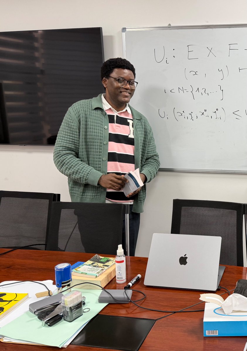 paul_tsasa's tweet photo. Hier (~19 juillet), c’était mon anniversaire.

2/ Après une séance de travail et deux réunions productives; nous avons pris un petit moment de relaxation pour discuter de quelques enjeux actuels en RDC: changement de l’ordre constitutionnel; dialogue politique; partenariat RDC-USA; pauvreté; emplois; etc.

3/ L’exercice consistait à analyser ces questions à la lumière de la théorie des jeux (cf. von Neumann, Nash, ... Shapley).

4/ Nous avons procédé étape par étape :

4.1/ Mathématiquement, que signifient : interactions stratégiques ? Joueurs ?

4.2/ Quels sont les objectifs intrinsèques de tout joueur, acteur ou institution ? Comment caractériser leurs stratégies possibles et les conséquences associées à leurs choix ?

4.3/ Que signifie « meilleure réponse » ? Qu’est-ce qu’un équilibre dans une interaction stratégique ?

4.4/ Comment appréhender une interaction stratégique stratégique lorsque les décisions sont prises successivement ? Cf. Induction à rebours et équilibre parfait en sous-jeux.

4.5/ Que devient la nature des interactions lorsque les joueurs ne disposent pas de toute l’information ou décident de coopérer ? Cf. Équilibre Bayes-Nash, équilibre bayésien parfait; noyau, valeur de Shapley.

5/ L’objectif n’était pas de prédire mécaniquement les décisions politiques, mais de comprendre, avec froideur, les incitations, les anticipations, les menaces crédibles, les engagements et les réactions possibles des différents acteurs.