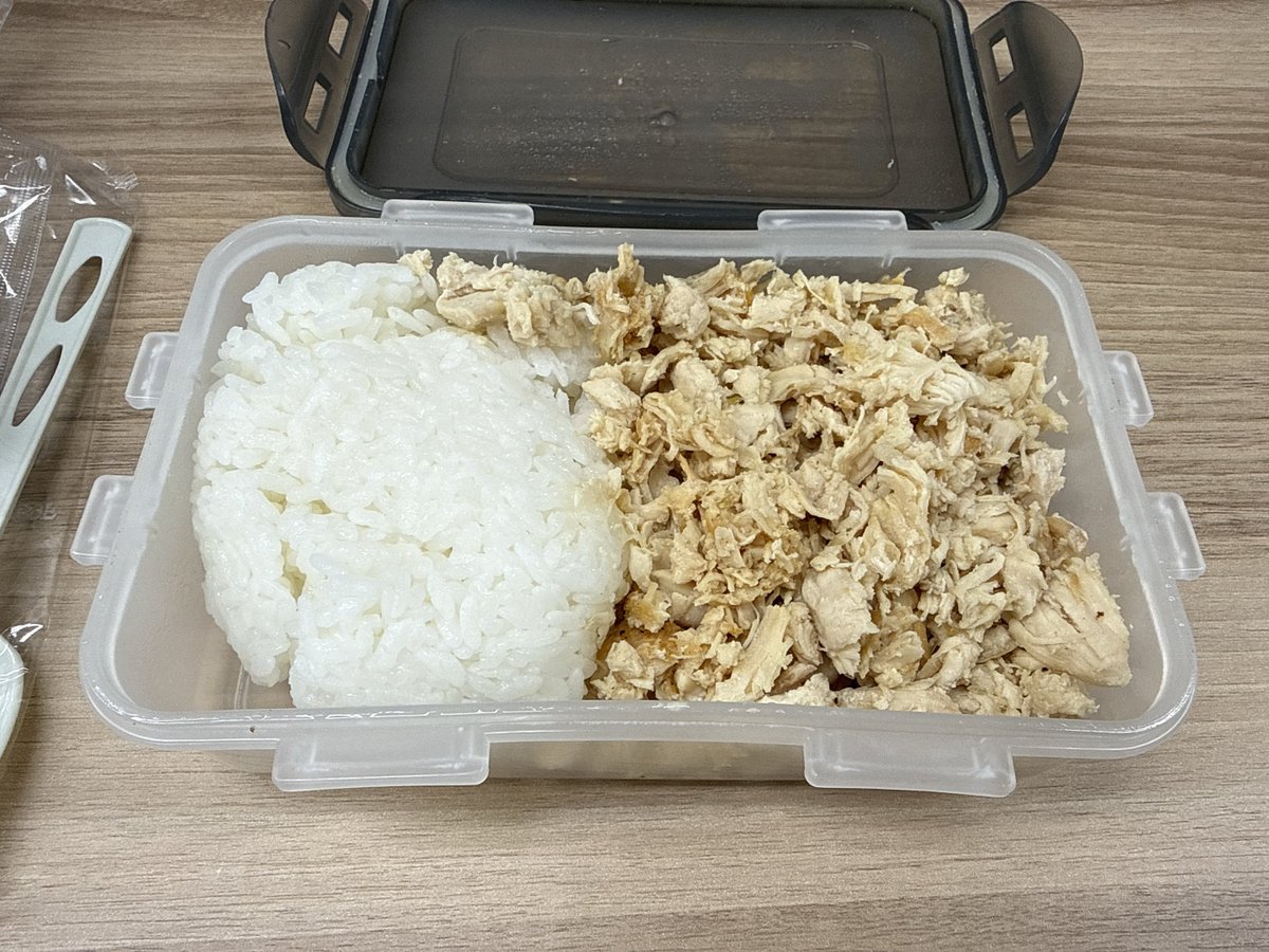 Cosplayism's tweet photo. ここ暫くのお弁当と夜御飯🍚
トレ後の少ない休憩時間で食べられるよう刻みまくりでそぼろと化してるササミくん
夜は納豆か味玉付きです🥚✨ https://t.co/pjiul7xHzt