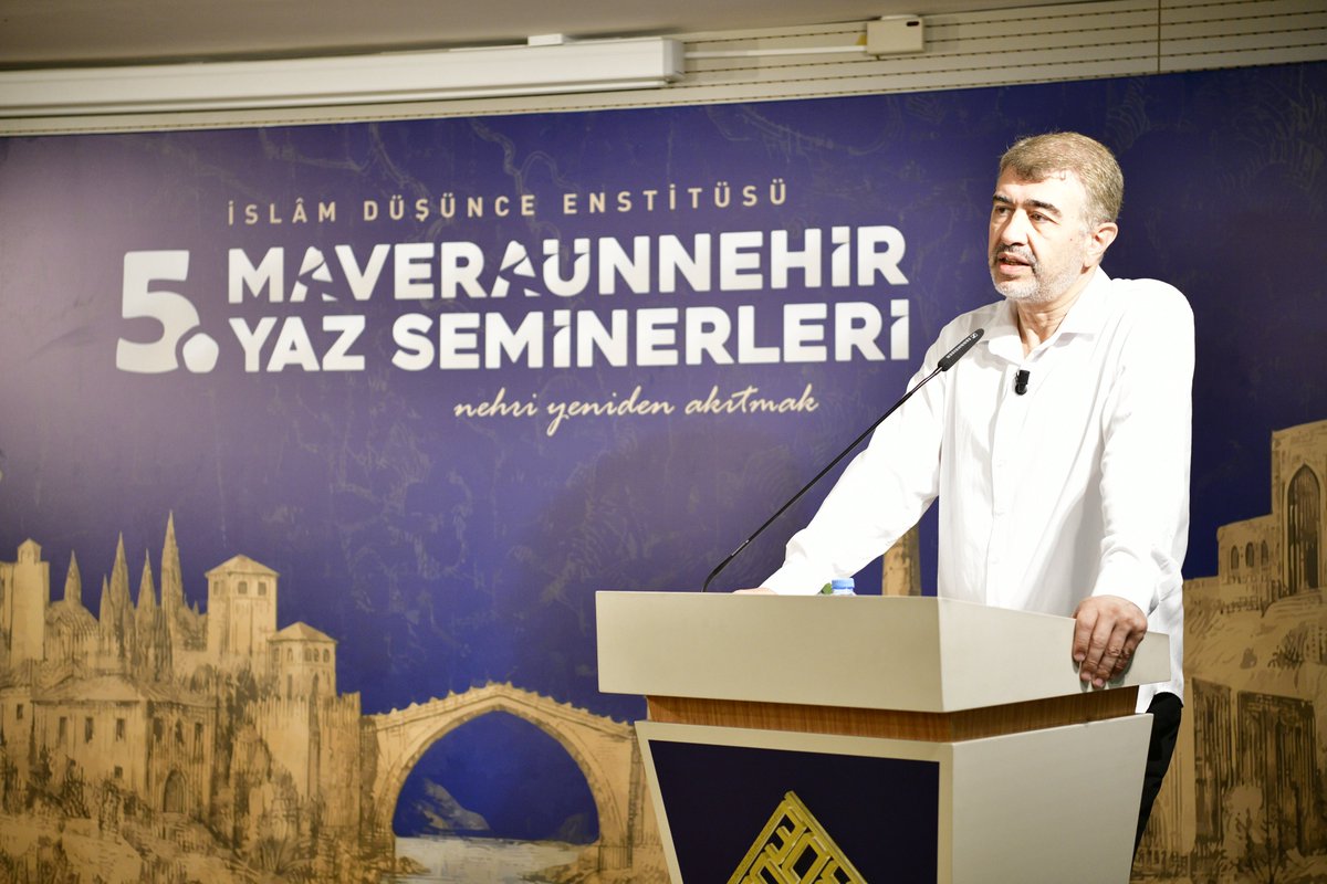 ideorgtr's tweet photo. İDE Uluslararası | Mâverâünnehir Yaz Seminerleri

Prof. Dr. Mehmet Akif Koç hocamız Arapça olarak gerçekleştirdiği dersinde, “İslam araştırmalarında öncelikler” meselesini ele aldı. Konuşmasında çağdaş İslam araştırmalarının karşı karşıya bulunduğu temel sorunları, ilmî önceliklerin nasıl belirlenmesi gerektiğini ve araştırmacıların yönelmesi gereken çalışma alanlarını kapsamlı bir şekilde değerlendirdi.

Konuşmasının başında günümüz bilgi çağının en belirgin özelliğinin, bilginin eşi görülmemiş bir hızla çoğalması olduğunu belirten hocamız, günümüz araştırmacısının temel probleminin bilgiye ulaşamamak değil, bilgi yığını içerisinde esas olanı ayırt edebilmek olduğunu ifade etti. Bilgi üretimindeki niceliksel artışın tek başına bilimsel ilerlemeyi garanti etmediğini; asıl meselenin hangi soruların öncelikli olduğunu belirleyebilmek ve sınırlı zaman ile imkânları gerçek ihtiyaçlara yönlendirebilmek olduğunu vurguladı. Bu çerçevede ilk dönem İslam ilimlerinin teşekkül sürecine değinen hocamız, klasik ilimlerin rastgele değil, dönemin ihtiyaçlarına cevap verecek şekilde tedricî olarak ortaya çıktığını belirtti. Tefsir faaliyetlerinin Kur’an’ın anlaşılmasına duyulan ihtiyaçla başladığını, zamanla kapsamlı tefsirlere dönüştüğünü; rivayetlerin çoğalmasıyla birlikte bunların derlenmesi, ravilerin güvenilirliğinin tespiti, hadis yolculukları ve bibliyografik çalışmalar gibi yeni ilim dallarının geliştiğini ifade etti. Böylece her ilmî faaliyetin kendisinden önce ortaya çıkan bir ihtiyacın ürünü olduğunu, bir sonraki aşamanın da önceki birikim üzerine inşa edildiğini dile getirdi. Bu tarihî tecrübenin, ilmî çalışmalarda önceliğin her zaman ihtiyaçların doğru teşhis edilmesi olduğunu gösterdiğini vurguladı.

Hocamız, günümüz İslam araştırmalarında yaşanan temel problemin ise araştırmacı veya kurum eksikliğinden ziyade, ilmî önceliklerin doğru belirlenememesi olduğunu ifade etti. Bu durumun araştırma konularının tekrarlanmasına, bilimsel enerjinin dağılmasına ve gerçek problemlerin ihmal edilmesine yol açtığını belirtti. Ayrıca davetçi, geleneksel eğitim almış âlim ve akademik araştırmacının farklı görev ve yöntemlere sahip olduğuna dikkat çekerek, bu roller arasındaki sınırların belirsizleşmesinin ilmî standartların zayıflamasına neden olduğunu dile getirdi.

Akademik araştırmanın mahiyetine de değinen hocamız, bir kitabın yazılış amacı ile lisansüstü tezlerin amacı arasında temel bir fark bulunduğunu ifade etti. Akademik bir çalışmanın, yalnızca mevcut bilgileri derlemekten ibaret olmadığını; öncelikle konuya dair bütün literatürün incelenmesini, mevcut çalışmaların değerlendirilmesini ve bilgi dünyasında hâlen doldurulmayı bekleyen boşluğun tespit edilmesini gerektirdiğini belirtti. Bu bağlamda, her araştırmacının kendisine “Bu çalışma yapılmamış olsaydı, bilimsel bilgi birikiminde hangi eksiklik devam edecekti?” sorusunu yöneltmesi gerektiğini vurgulayarak, bir araştırmanın değerinin hacminden veya içerdiği bilgi miktarından değil, mevcut literatüre sunduğu özgün katkıdan kaynaklandığını ifade etti.

Konuşmasının devamında, İslam araştırmalarının gelişebilmesi için araştırmacıların yeni ilmî araçlara yönelmelerinin zorunlu olduğunu belirten hocamız, özellikle Süryanice, İbranice, Ugaritçe, Asurca ve Latince gibi klasik dillerin öğrenilmesinin önemine dikkat çekti. Tarih, dinler tarihi ve Kur’an’ın nüzul ortamına ilişkin birçok temel metin ve arkeolojik bulgunun bu diller aracılığıyla incelenebildiğini ifade etti. Ayrıca İslam araştırmaları açısından büyük önem taşıyan birçok ansiklopedi, indeks ve bibliyografik çalışmanın Müslümanlardan önce Batılı araştırmacılar tarafından hazırlanmış olmasını, araştırma önceliklerimizin doğru belirlenememesinin dikkat çekici bir sonucu olarak değerlendirdi.

Hocamız, öncelikler meselesinin en yetkin örneğinin ise Hz. Peygamber’in hayatında görüldüğünü ifade etti. Siyer boyunca bütün kararların şartların doğru okunması, hedeflerin isabetli belirlenmesi ve önceliklerin doğru sıralanması üzerine kurulduğunu belirterek; tevhid ilkesinin hiçbir zaman taviz konusu yapılmadığını, buna karşılık davet yöntemlerinin şartlara göre değişebildiğini dile getirdi. İlk dönemde toplumun zayıf kesimlerinin korunmasına öncelik verilmesi, gerektiğinde gizliliğin tercih edilmesi, hicret kararının doğru zamanda alınması, Medine’de toplumsal düzenin inşa edilmesi, Mekke’nin fethinde çatışmayı en aza indiren bir yöntemin benimsenmesi ve bütün bu süreçlerde tevazunun korunması, hocamıza göre Hz. Peygamber’in öncelikleri doğru belirleme konusundaki örnekliğini ortaya koymaktadır. Bu sebeple sünnete uymanın yalnızca bireysel uygulamalarla sınırlı olmadığını; aynı zamanda olayları doğru okuyabilme, hedefleri belirleyebilme ve en uygun yöntemi seçebilme becerisini de kapsadığını ifade etti.

Sonuç olarak hocamız, İslam araştırmalarında gerçek ilerlemenin çağın ihtiyaçlarını doğru teşhis etmekle başladığını vurguladı. Bunun ise mevcut literatürü tanımayı, bilgi dünyasındaki gerçek boşlukları tespit etmeyi, gerekli yöntem ve araçları edinmeyi ve ilme özgün katkı sağlayacak araştırmalara yönelmeyi gerektirdiğini belirtti. Ona göre İslam araştırmalarının temel problemi emek veya samimiyet eksikliği değil, ilmî öncelikleri belirleyen sağlam bir metodolojiye duyulan ihtiyaçtır. Bu nedenle bilimsel gelişme, daha fazla eser üretmekten ziyade, doğru problemi tespit ederek çağın ihtiyaçlarına cevap verecek nitelikli çalışmalar ortaya koymakla mümkün olacaktır.

#MaveraünnehirYazSeminerleri