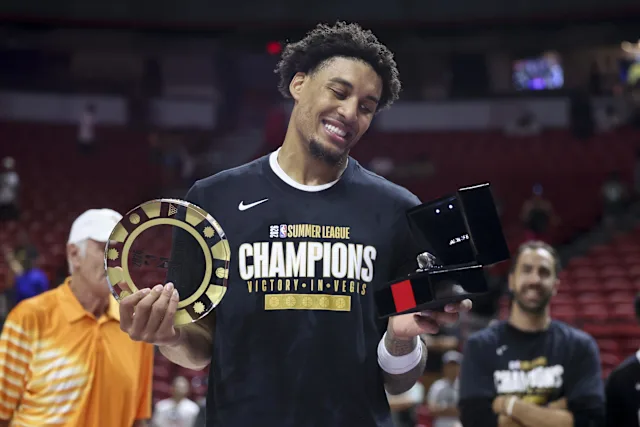 TrashTalk_fr's tweet photo. Yaxel Lendeborg en 2026 :

🔸 Champion NCAA
🔸 First Team All-American
🔸 Vainqueur de la Summer League
🔸 MVP de la Summer League

À 23 ans, le 11e choix de la draft semble "NBA Ready" bien comme il faut. De quoi véritablement aider les Warriors dès sa saison rookie ? https://t.co/GAXPM1i2y9