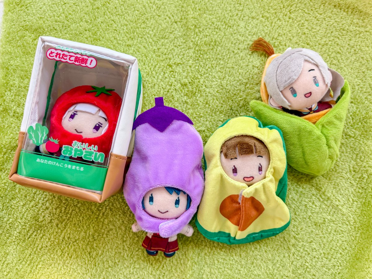 EU2115's tweet photo. わあああDOLLCHESTRA×お野菜さん！！かわいい！
サンキューマートの野菜のきぐるみとポーチとてもよいです…🍅🍆🥑🌽
（トマトだけちがう） https://t.co/MXbbe2lnFK