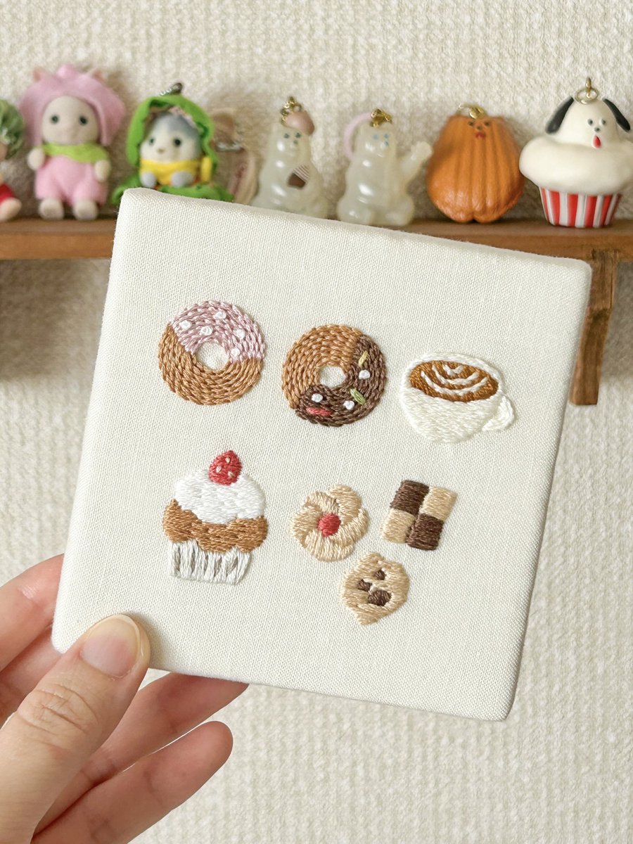 kii6_days's tweet photo. おやつの刺繍パネルできあがり🍩✨
#ハンドメイド https://t.co/hoeY2X5xdv