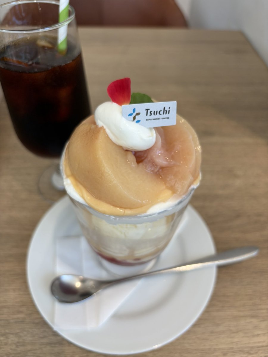 今日の桃パフェ 📍難波 Tsuchi 和歌山産桃がごろっと入ったパフェ。 陽