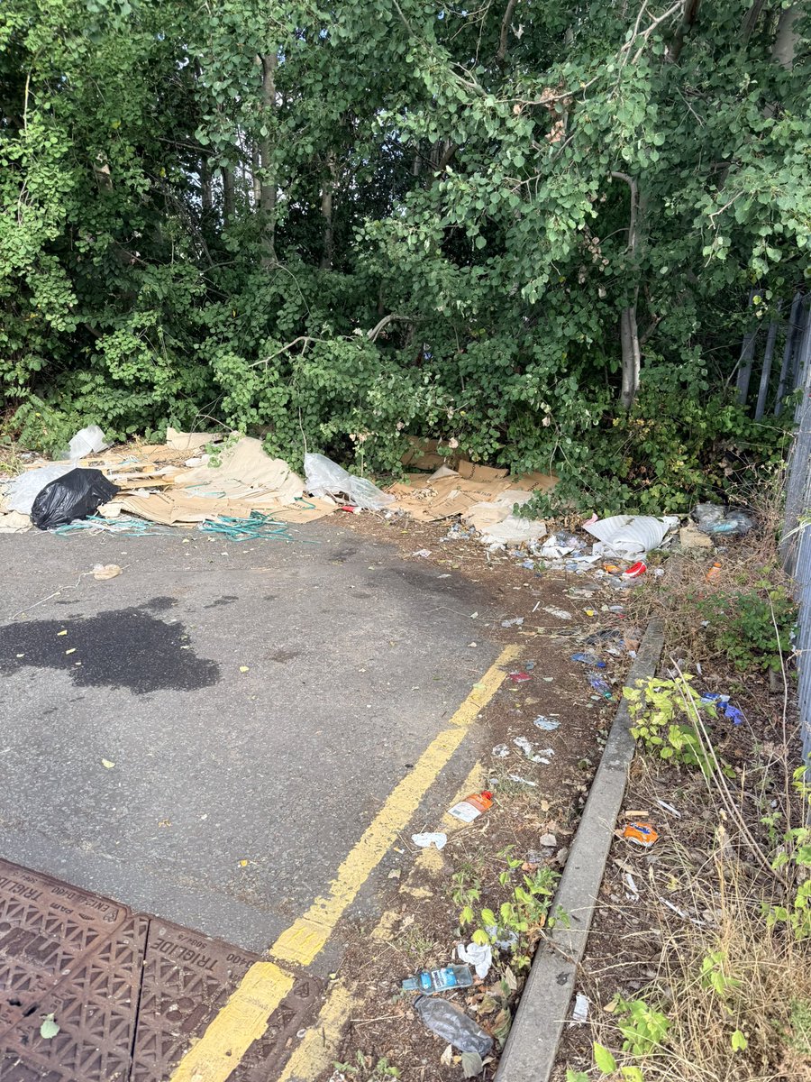 KevlarBrock's tweet photo. Still there (0819 20/7) @Go_CheshireWest cc: @simonjveardley I’m sharing a what3words address to help you find this specific location. Tap to see exactly where it is:

///swear.pencil.taped
https://t.co/hgyPTErB9C

Original reference: SC855142807 https://t.co/bNefgRj6zj