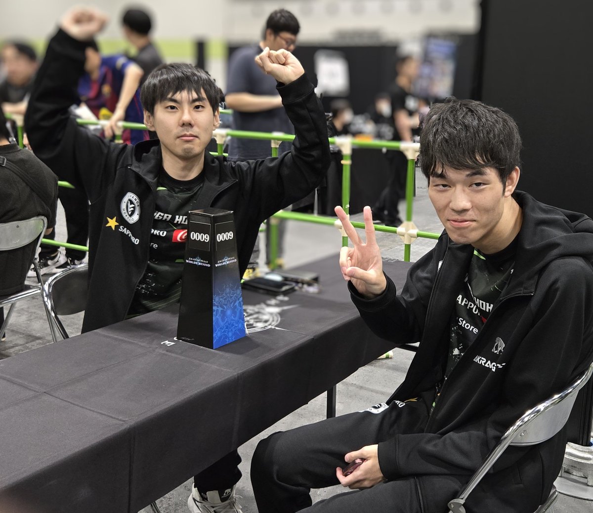 levanga_esports's tweet photo. #LVH #RAGE #シャドバPS
“DAY2突破のポーズ”
@karakuri1646 
@dayone_sha723 https://t.co/ss0PWkkS9J