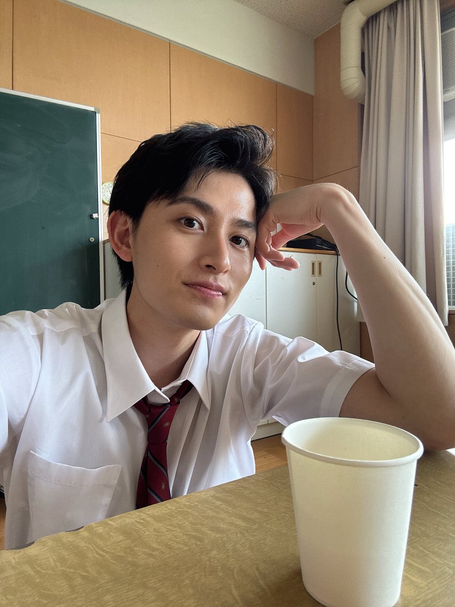 yukihayama1027's tweet photo. #陽キャ集団にいる芹沢は俺の前だと様子がおかしい 

キービジュアルが解禁されました‼︎

放送日が少しずつ近づいてきております😏
是非お楽しみに‼︎

初出しの岩崎オフショットも📸

#陽キャ集団 https://t.co/XiwSLSfU0u