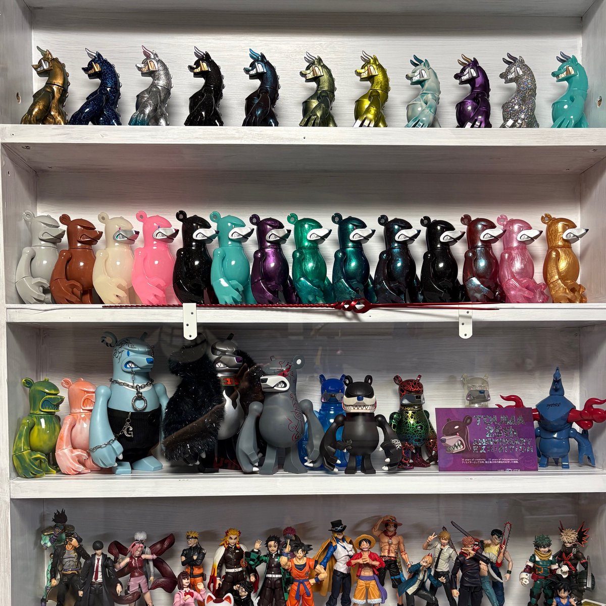 GomezRider's tweet photo. 持ってる6インチソフビ陳列完了。

TOUMA 25周年記念展示会 佐賀会場はコチラです。

思ったんだけど自分の作品を自宅で展開している方ってどれくらいいるのだろう？
生み出し続ける人は飾ることが出来ないような気がします。💦

#TOUMA #TOUMAコレクション #可動フィギュア好き https://t.co/sFfedjMzk6