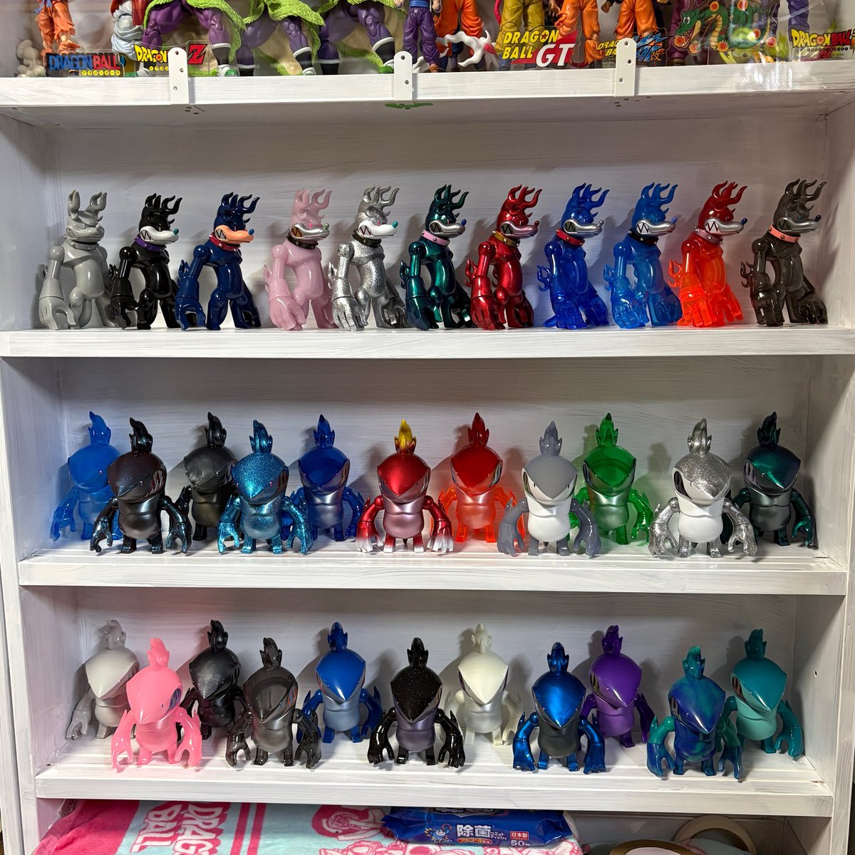 GomezRider's tweet photo. 持ってる6インチソフビ陳列完了。

TOUMA 25周年記念展示会 佐賀会場はコチラです。

思ったんだけど自分の作品を自宅で展開している方ってどれくらいいるのだろう？
生み出し続ける人は飾ることが出来ないような気がします。💦

#TOUMA #TOUMAコレクション #可動フィギュア好き https://t.co/sFfedjMzk6