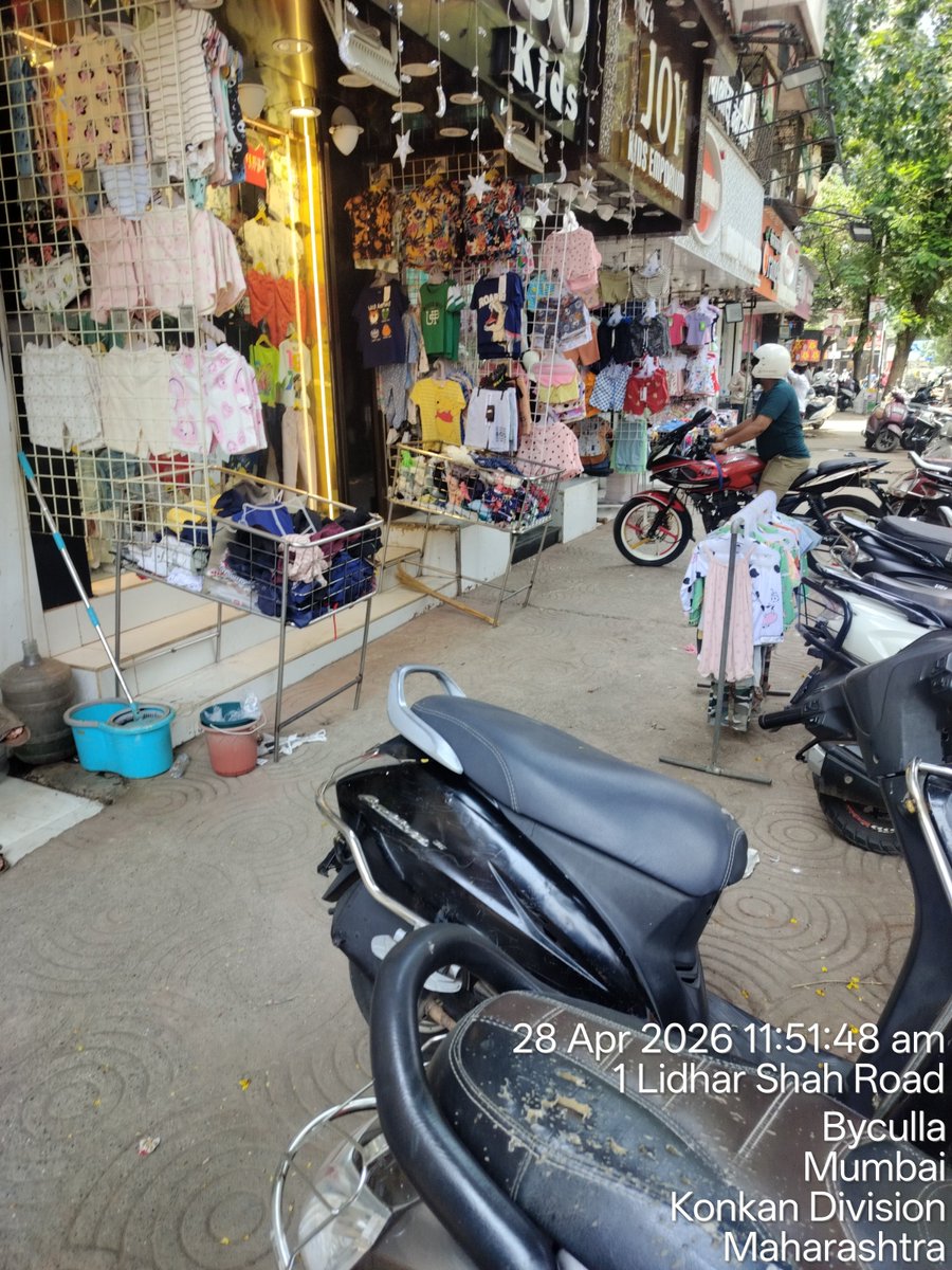 ImranSopariwa51's tweet photo. Reminder 4: 
Encroachment dept E ward @mybmcWardE  encroachment on footpath by shop keeper citizen can't walk #add mirza Galib Rd, Byculla Mumbai 8.HOD take action https://t.co/WDEijqnTeK