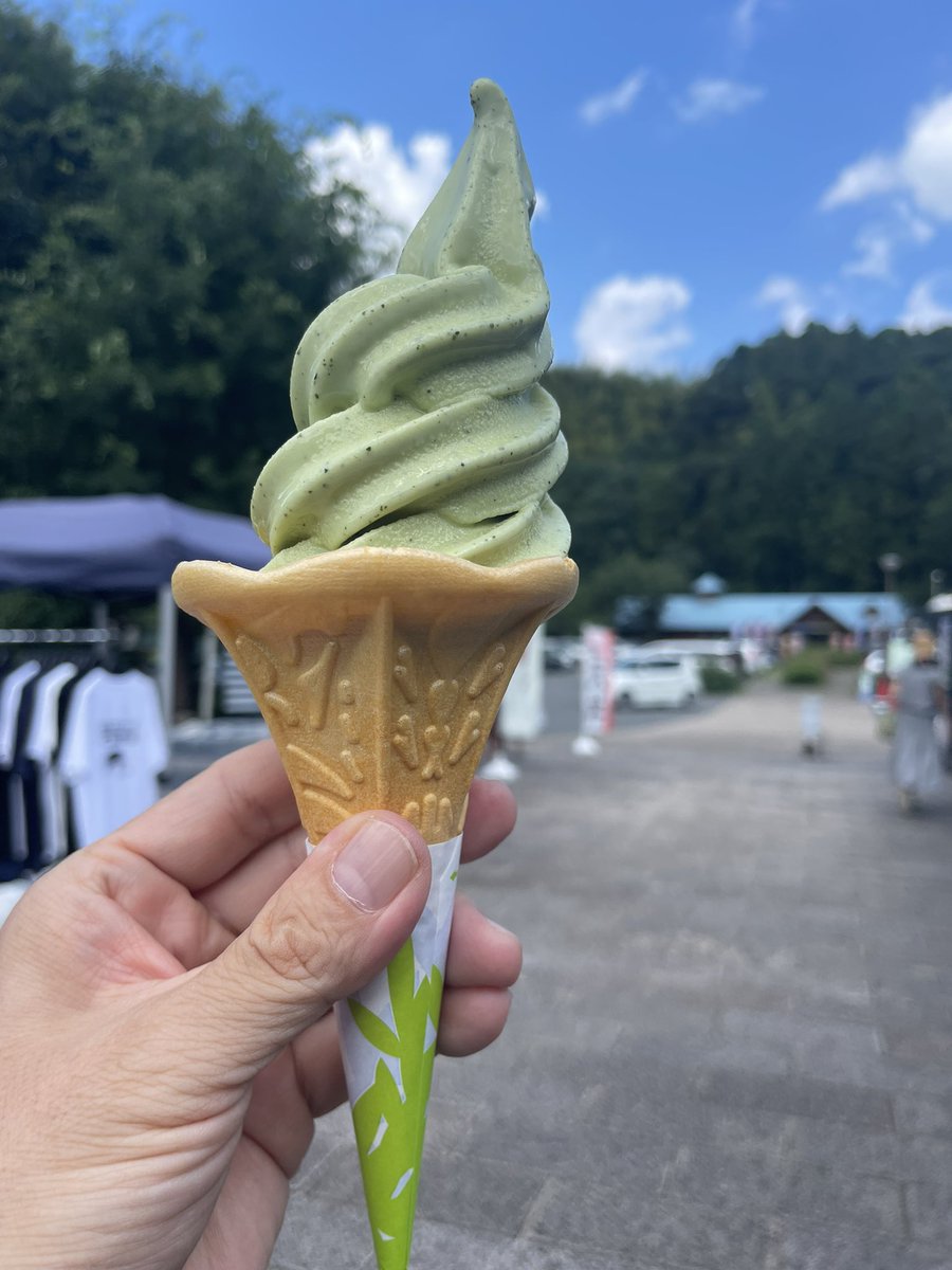 Tetsurou2999's tweet photo. 玉露の里へ行きました。さすがお茶の国静岡、こんな場所あるんだ…
朝比奈川の綺麗な水で育ったお茶が名産。子どもの水遊びが実に楽しそうだった。
玉露ソフト美味しかったです🤭 https://t.co/2oU2byAf6F