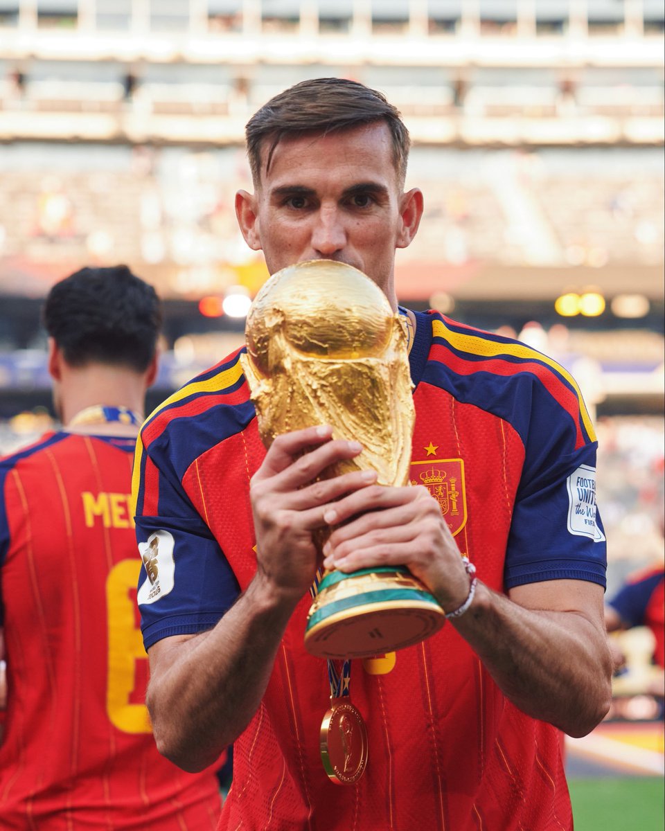 Pepelias17_'s tweet photo. 🏆 Fabián Ruiz ha ganado la Copa del Mundo y la Eurocopa de Naciones con España, y las dos últimas Champions League, aparte de cuatro ligas y dos copas de Francia, con el PSG

👉 Ha sido titular en todas las finales y pocos futbolistas merecen más el Balón de Oro que él

👏 Además es un chaval humilde y con unos valores humanos impresionantes, de los que deberían tomar buena nota algunos de los impresentables componentes de la selección argentina, que con su mal perder emborronaron aún más la lamentable imagen ofrecida por el equipo en la final incapaz de rematar una sola vez en más de ciento veinticinco minutos entre los tres palos de la meta española