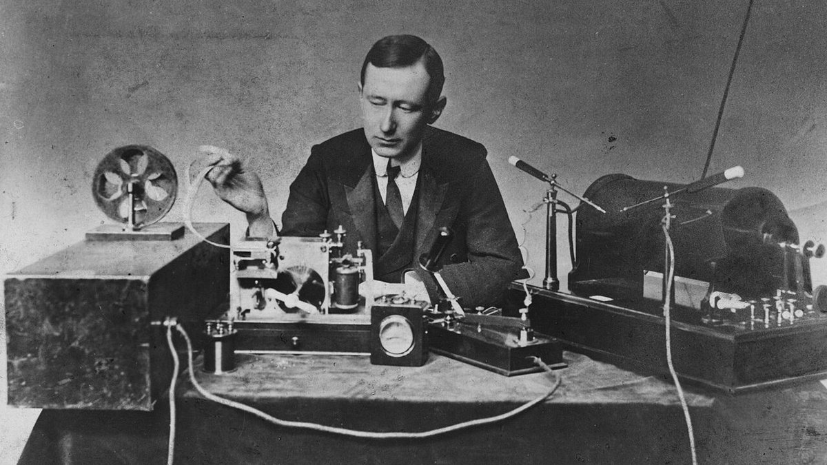 ForoHistorico's tweet photo. 📡📻 No fue el inventor de la radio, pero sí quien consiguió llevarla al mundo.

#TalDíaComoHoy de 1937 falleció Guglielmo Marconi. Perfeccionó la telegrafía sin hilos hasta hacer posible la comunicación transatlántica, una revolución global.

👉https://t.co/Sm5j5D0Rtu https://t.co/XzCl681qYy