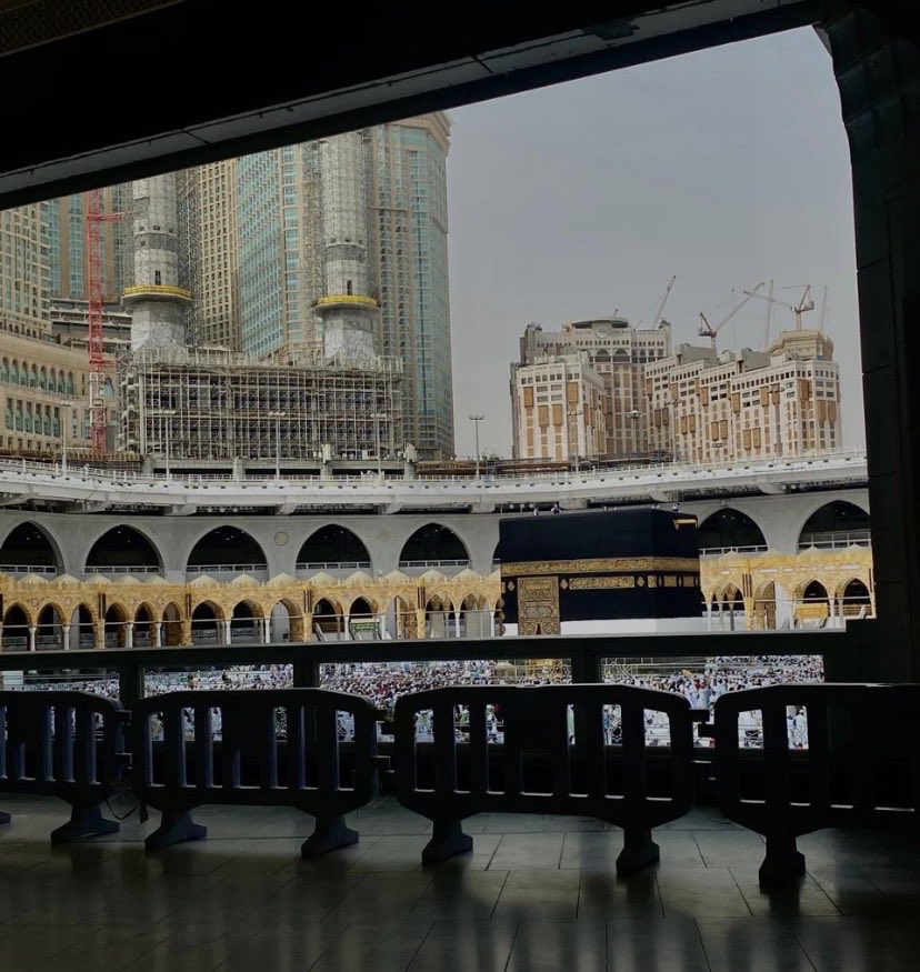 h3wa20's tweet photo. ذكريات ٢٠٢٢ | غادرتها فجراً ولساني يردد اللهم العودة ، اللهم لا تحرمني لذة السجود أمام الكعبة مرة أخرى، فقد اشتاقت الروح🥹❤️. https://t.co/q2M8NQittS