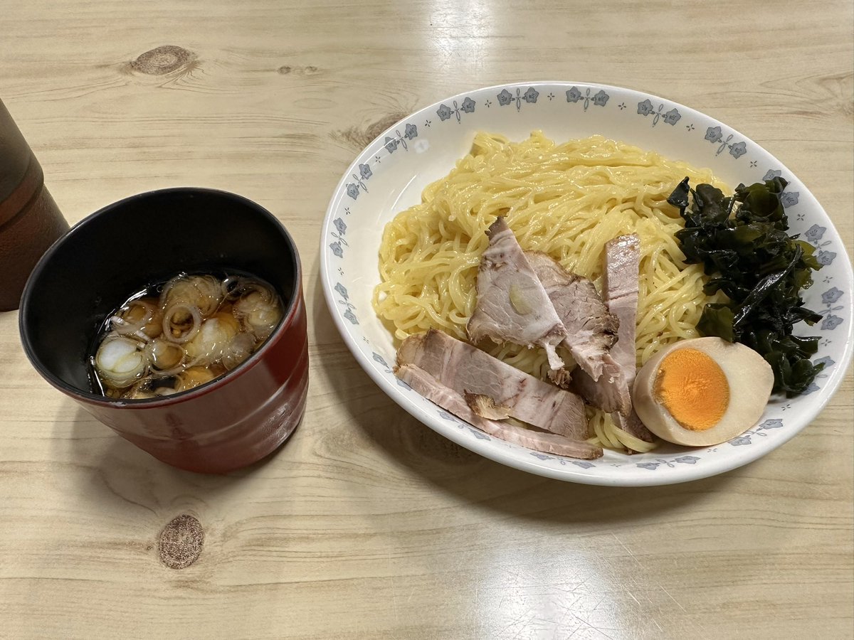 kog32r's tweet photo. 午前中より作業の助っ人が来てくれたので昼飯を食べにまんぷく食堂へ〜
持ち帰り注文が多く暖簾を掛けていなかったので来客も少なく静かな店内🈺

今日は夏季限定のつけ麺ともつ煮込み、持ち帰りで焼きそばを注文♪
やはりもつ煮込みはまんぷく食堂だな！ https://t.co/fFXRQM2Iqe
