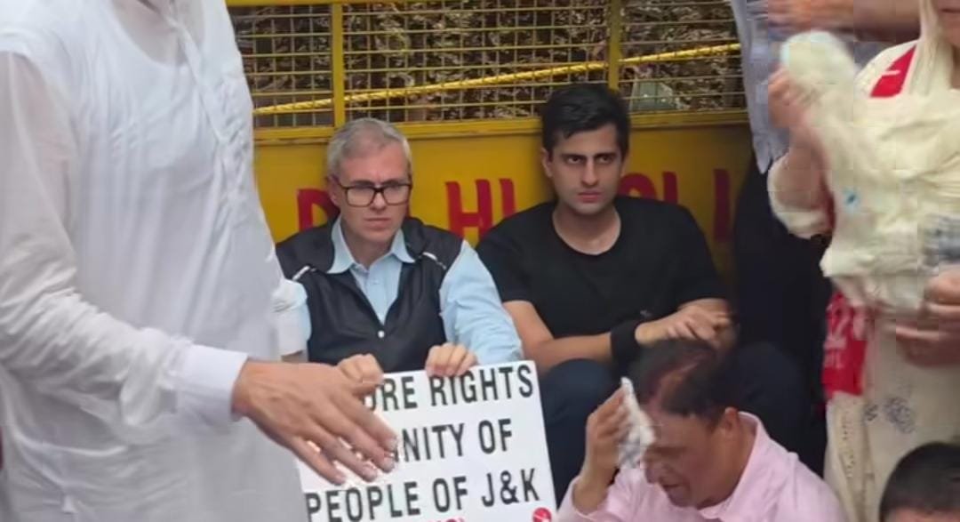 JKNC_'s tweet photo. J&amp;K Chief Minister @OmarAbdullah  leads a protest march on the streets of New Delhi, demanding the restoration of Jammu and Kashmir's statehood from the BJP-led central government.

#ModiKaWadaKyonRahaAadha https://t.co/Wd1FS8eEFf