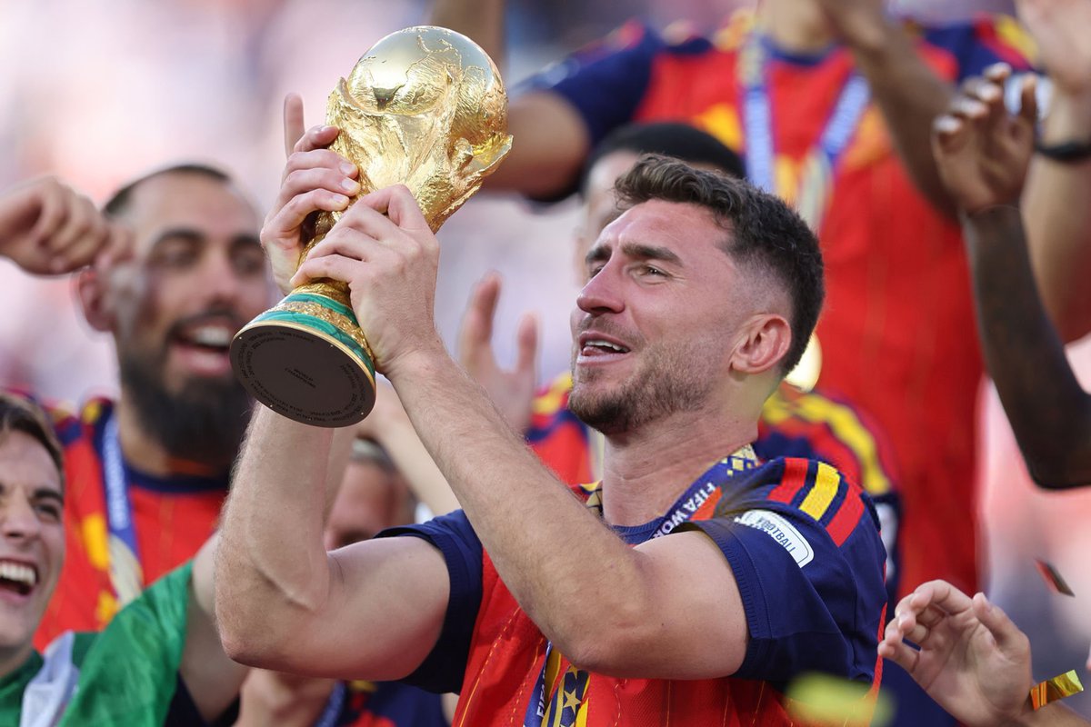 Domingortiz's tweet photo. Que alguien me explique el Mundial de estos dos porque sigo alucinado. No ha tenido sentido.

El primero, con 19 años, se ha salido del mapa. No puede ser que cada partido sea una mezcla de Nesta y Costacurta. Lo de Pau Cubarsí ha sido verdaderamente emocionante. Su campeonato se estudiará. 

Laporte, que hizo una temporada floja en Blibao, ha jugado de manera majestuosa. Para mí, el mejor central del Mundial. Salida limpia, agresividad, anticipación, inteligencia, desplazamiento en corto y largo, liderazgo… Un puñetero escándalo.