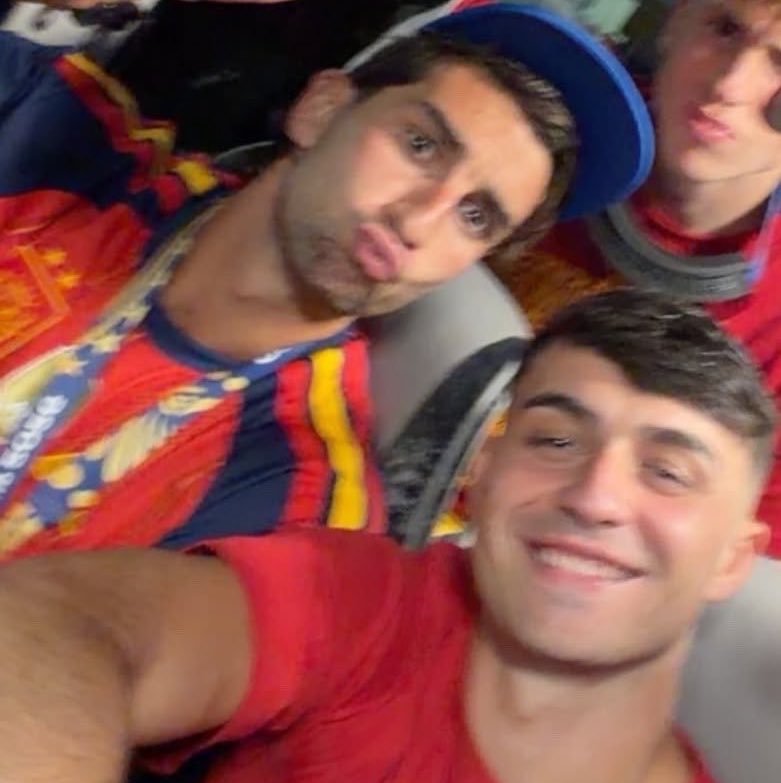 ferchu_finish's tweet photo. se supone que me tengo que creer que ferran y pedri son heteros y no estan viviendo un romance entre ellos?? https://t.co/X1P1l9I6Sw