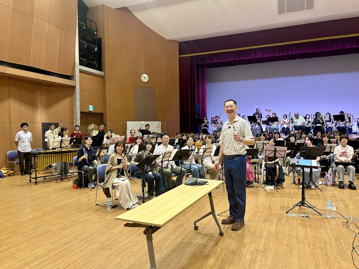 RyutaroHorie's tweet photo. 【大阪しろくまウインドオーケストラ】
106名の団員の皆さんと発足した一般吹奏楽団。遂に初練習が尼崎で開催されました。

曲は紅の豚とディズニーランドセレブレーション。

初回なので皆んなでワイワイ楽しくというイベント的なところは残しつつも、私が心底大切にしている音楽アプローチの基本について触れることができたと感じています。

例えばアーティキュレーション。なんとなく流して曖昧になりがちな細かなフレージングスラーや意表をつくアクセントなど、白紙の楽譜を持った聴衆たちが、どこにどのような記号があるのか書き取れるほどに明確かつ正確に演奏したいという理想論などなどw

月一とはいえ継続的に同じメンバーで音楽を追究できることは最大の喜びです。

この人と音楽をするのは楽しいな、面白いアプローチや発見があるなと飽きることなく思ってもらえるよう、全力で頑張りたいと思います。

僅かですがパートにより募集をまだしていますし、東京しろくまも入団申し込み締め切りまで数日ありますので、関心をお寄せくださる方はぜひぜひご一緒ください。

お一人お一人と練習後にお話をしたいところでしたが、すぐ後の神戸の中学校コンクールレッスンを経て23時過ぎに富山着、翌朝は夕方前まで富山の中学校ホール練、そして東京経由の最終で北海道へ戻り、明日は顧問を務めているクラブのコンクール練と慌しくしてごめんなさい。

来月から年度内の練習は2編成に分割して3時間ずつ丁寧なリハーサルを行っていきます。皆さまよろしくお願いいたします。