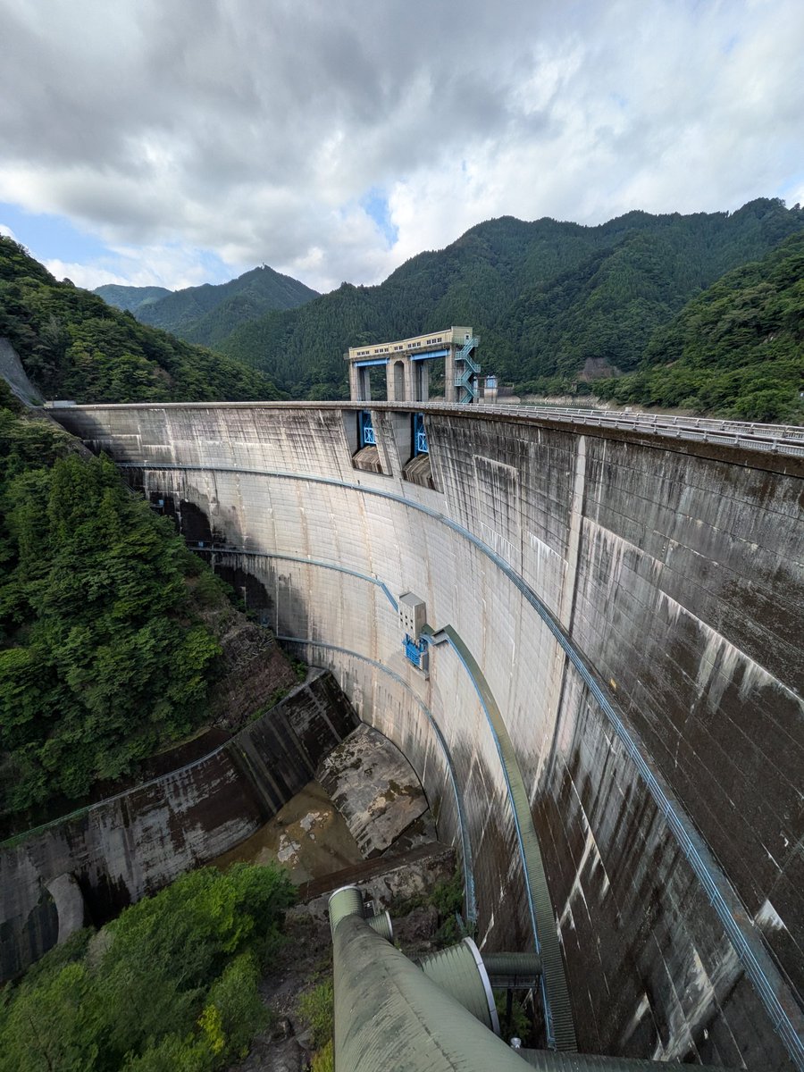 7100turbo's tweet photo. 続いて新豊根ダムにチェックイン🫡
佐久間ダムの揚水発電の相棒の美しいアーチダム。車だと佐久間ダムから1時間近くかかる。

帰ってから来週放流イベントがあることを知った😭 https://t.co/wWTAYIrCOT