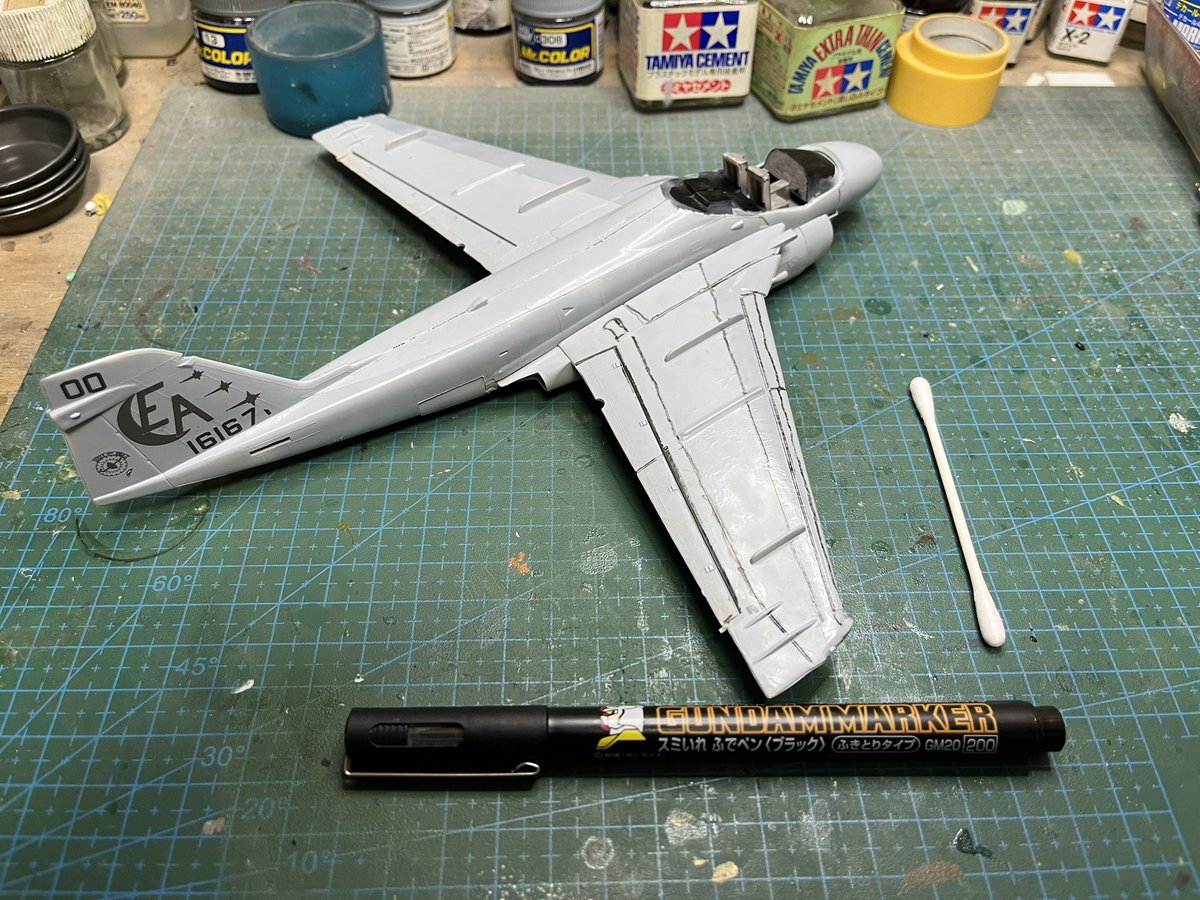 heppoco_o's tweet photo. ハセガワ1/72 A-6E イントルーダー、3日目。
尾翼の一部にデカールを貼り、水性ガンダムマーカーでスミ入れ。
 #トップガン祭り https://t.co/OY3ouz3j7H