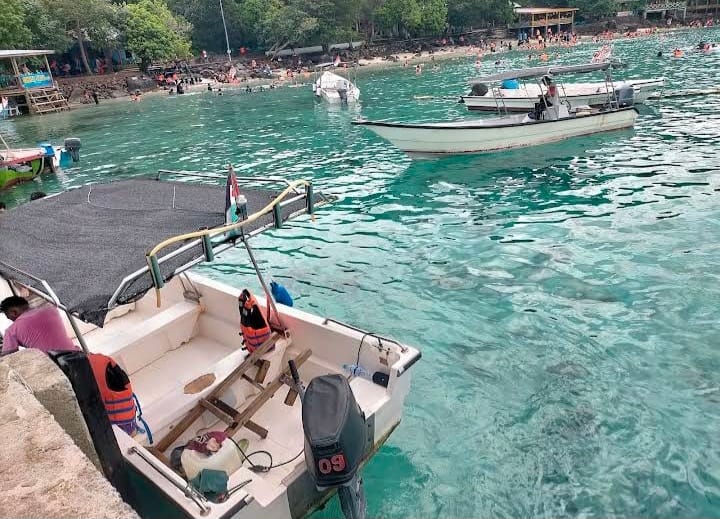 IndonesiaFedera's tweet photo. USIA YANG PALING 
MENGUBAH HIDUP 
ADALAH 26, 28, 30, 
32, 35, 40, DAN 45.

Kalau kamu sedang berada 
di salah satu usia itu, 
coba terapkan 12 hal berikut

1. Jangan mengejar 
semuanya sekaligus.

- Karier.
- Uang.
- Pasangan.
- Bisnis.
- Penyembuhan diri.
- Olahraga.

Kalau kamu memaksakan semuanya 
dikerjakan bersamaan, yang datang 
biasanya bukan kesuksesan, 
melainkan kelelahan.

Fokuslah pada satu prioritas utama 
di setiap fase hidup.

2. Anggap kesehatan 
sebagai investasi, 
bukan pengeluaran.

- Tidur minimal 7 jam.
- Rutin berolahraga.
- Makan makanan bergizi.
- Lakukan medical check-up 
  secara berkala.

Kondisi tubuhmu di usia 35 adalah 
hasil dari kebiasaan yang kamu bangun 
sejak usia 26.

3. Jangan menunggu 
sampai merasa siap 
atau percaya diri.

Banyak orang berpikir,
"Nanti kalau aku sudah jago, 
baru mulai."

Padahal, orang yang hebat 
menjadi hebat karena berani 
memulai meski belum benar-benar 
siap.

4. Pelajari keterampilan 
yang membuat nilai dirimu meningkat.

Jangan hanya bekerja.
Teruslah belajar dan tingkatkan 
kemampuanmu.

Karena orang dibayar berdasarkan 
nilai yang mereka berikan, bukan 
seberapa sibuk mereka terlihat.

5. Berhenti membandingkan 
perjalanan hidupmu dengan orang lain.

Ada yang menikah di usia 25.
Ada yang baru menemukan 
pekerjaan impiannya di usia 38.

Hidup bukan perlombaan.

Setiap orang punya waktu 
dan jalannya masing-masing.

6. Kurangi pengeluaran 
demi terlihat kaya.

Banyak orang terlihat kaya.

Tapi hanya sedikit yang 
benar-benar memiliki kekayaan.

Jangan tertipu oleh penampilan.

7. Bangun hubungan yang sehat.

Pasangan yang tepat akan 
membantumu berkembang.

Bukan membuatmu 
kehilangan jati diri.

8. Berhenti mencari 
pengakuan dari orang lain.

Semakin dewasa, kamu akan sadar 
bahwa ketenangan hidup jauh lebih 
berharga daripada sekadar mendapat 
pujian atau pengakuan.

9. Berani berkata “tidak”.

Tidak semua kesempatan harus diambil.
Tidak semua ajakan harus diterima.
Fokus juga berarti berani menolak hal 
yang tidak sejalan dengan tujuanmu.

10. Kumpulkan pengalaman, 
bukan hanya uang.

Belajar.
Mencoba.
Gagal.
Semua itu adalah modal yang 
tidak bisa diambil oleh siapa pun.

11. Jangan menunggu hidupmu berubah.

Ubahlah kebiasaanmu.
Karena hidupmu adalah hasil 
dari apa yang kamu lakukan 
setiap hari.