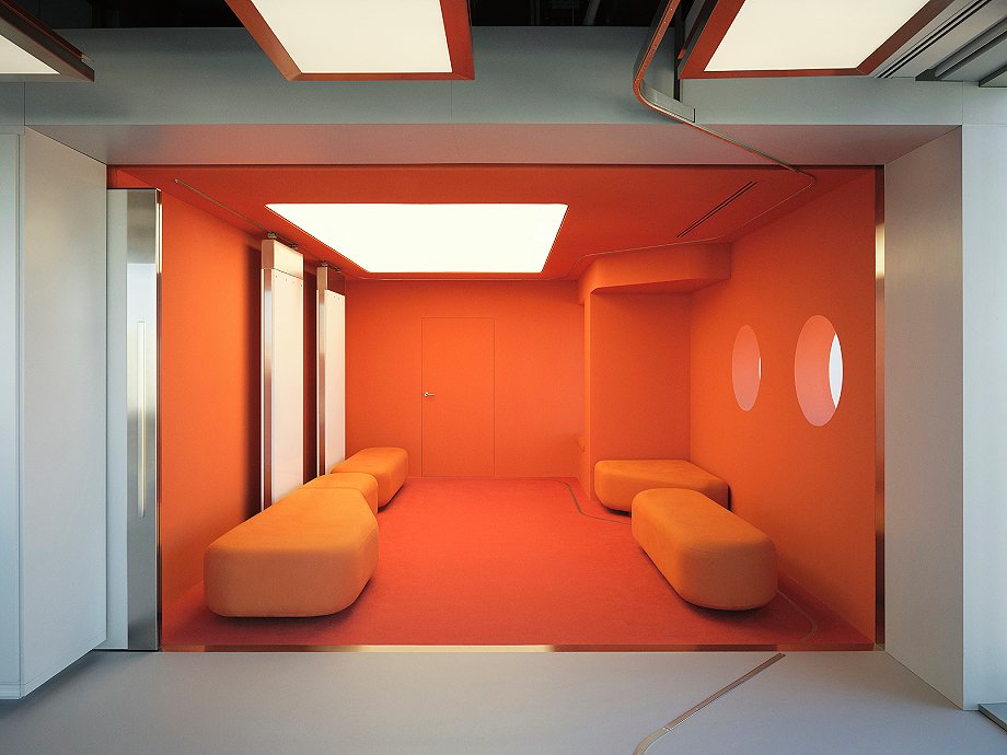 Interior_es's tweet photo. YYPLUSPLUS designed two key spaces in consulting firm Jungle’s new headquarters in #Madrid: the entrance area, conceived as an interactive «#flagshipstore», and the R&D room, designed as a flexible and reconfigurable workshop.
-> Photos: Enanei
-> https://t.co/7YBaNZzCbZ https://t.co/TJxW9FIOdf