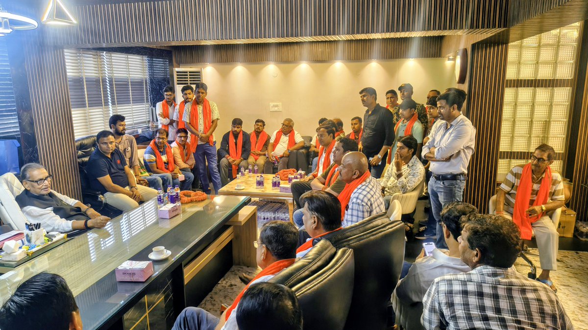 RadhamohanBJP's tweet photo. बांकीपुर विधानसभा उपचुनाव प्रवास के क्रम में आज बांकीपुर विधानसभा क्षेत्र के कृष्णा मंडल अंतर्गत कृष्णापुरी शक्तिकेंद्र पर बोरिंग रोड चौराहा स्थित वर्मा सेंटर कॉम्प्लेक्स में बैठक कर प्रमुख नागरिकों से मुलाकात की।

सभी लोगों ने एनडीए समर्थित भाजपा प्रत्याशी श्री नीरज कुमार सिन्हा जी के प्रति अपना पूर्ण विश्वास एवं समर्थन व्यक्त किया। यहां की जनता का उत्साह और सकारात्मक वातावरण यह स्पष्ट संकेत दे रहा है कि बांकीपुर की जनता विकास, सुशासन और राष्ट्रहित की राजनीति के साथ मजबूती से खड़ी है।

#BankipurByElection #NDA #BJP #NeerajKumarSinha #BankipurKaBeta
#JanSampark