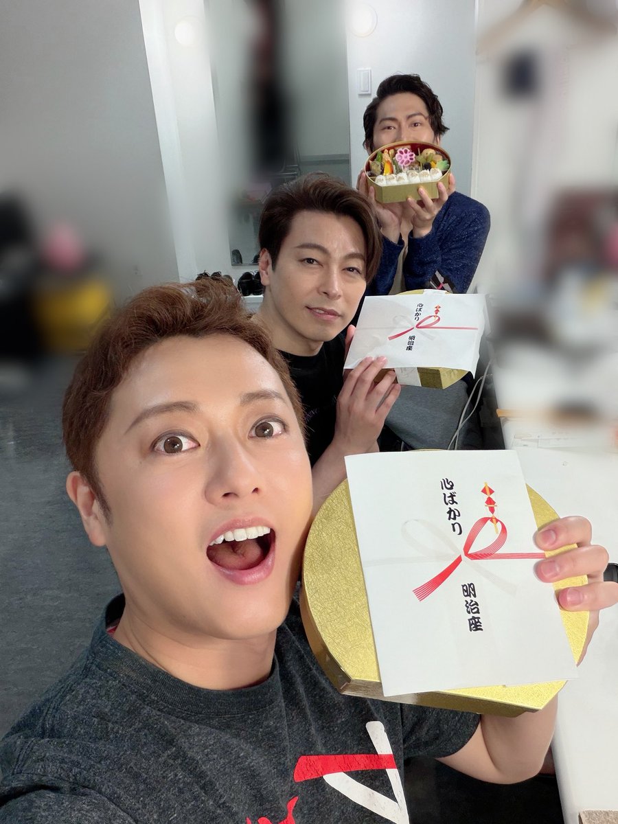yuchan_yuchan_'s tweet photo. 昼夜間で、主催の明治座さんからお弁当の差し入れ！

個人的に、久々の明治座弁当。涙がちょちょぎれるぅぅ。美味しかった！

おご馳走でした！！

夜も頑張りますっ！

みっちゃんとたいちゃんと。 https://t.co/hObxgPX5f8