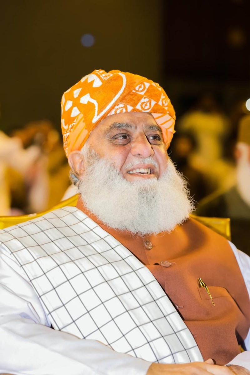 ABBadizai's tweet photo. ضیاء امریت 
دو راستے تھے، ایک اقتدار کی شاہراہ، دوسرا کربِ مسلسل کا خارزار،
مولانا فضل الرحمن نے خارزار چنا، ساڑھے تین سال کی قید چنی،
یہی فرق ہے مصلحت فروش اور قائدِ انقلاب میں۔
#قائدانقلاب_مولانا 
#سیاسی_چوکیدار 
#مولانا_سے_معافی_مانگ 
#شہداء_صرف_بہانہ 
#لشکر_نہیں_امن https://t.co/uwssJQVtna