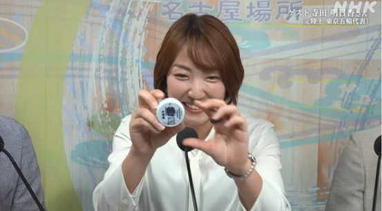 NhkSumo's tweet photo. \ きょうのゲスト /
元陸上 東京五輪代表 ＃寺田明日香 さん✨

「大きくてやさしい力士に惚れてしまった」

大相撲の魅力や陸上選手として感じる相撲との共通点まで、
たっぷり語っていただきました！

普段から持ち歩いているという
相撲愛あふれるグッズにも注目です！

https://t.co/wd4CA9V1aS https://t.co/cnw646Ftpd