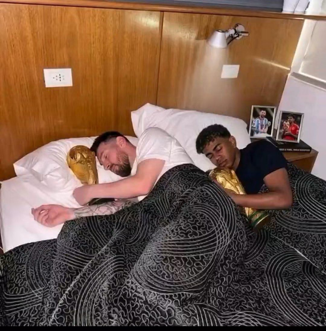 WizlaFinito's tweet photo. Father and Son this thing. ⚽️ 😜😜😜💪🏾
This is the Goated 🐐 passing on the touch of legends to his new born Goat 🐐😜😎
As for the other guy, he be cockroach 🪳🤣

All hail Barcelona FC🤫⭐️🙌🏾

Press Dema Neck 😝
#Falaaa #WeMove ⭐️🚀 https://t.co/yn4iJIEF1M