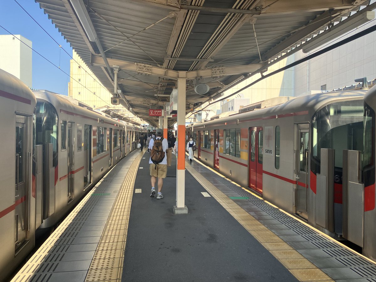 8N7o7MneoA76437's tweet photo. 7/20(月)
山陽姫路駅にて6000系の直通特急が並びました。
新時代が来たって感じですね〜 https://t.co/rCDMxRqYO4
