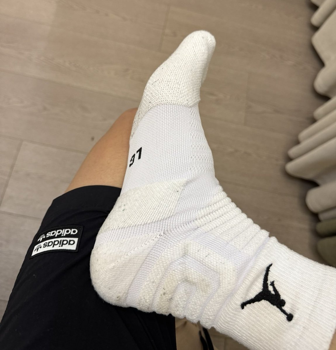 kk66382's tweet photo. 你的爹来了，打完🏀篮球的臭脚捂狗脸上#体育生#狗#直男爹 https://t.co/ca1W53ATXV
