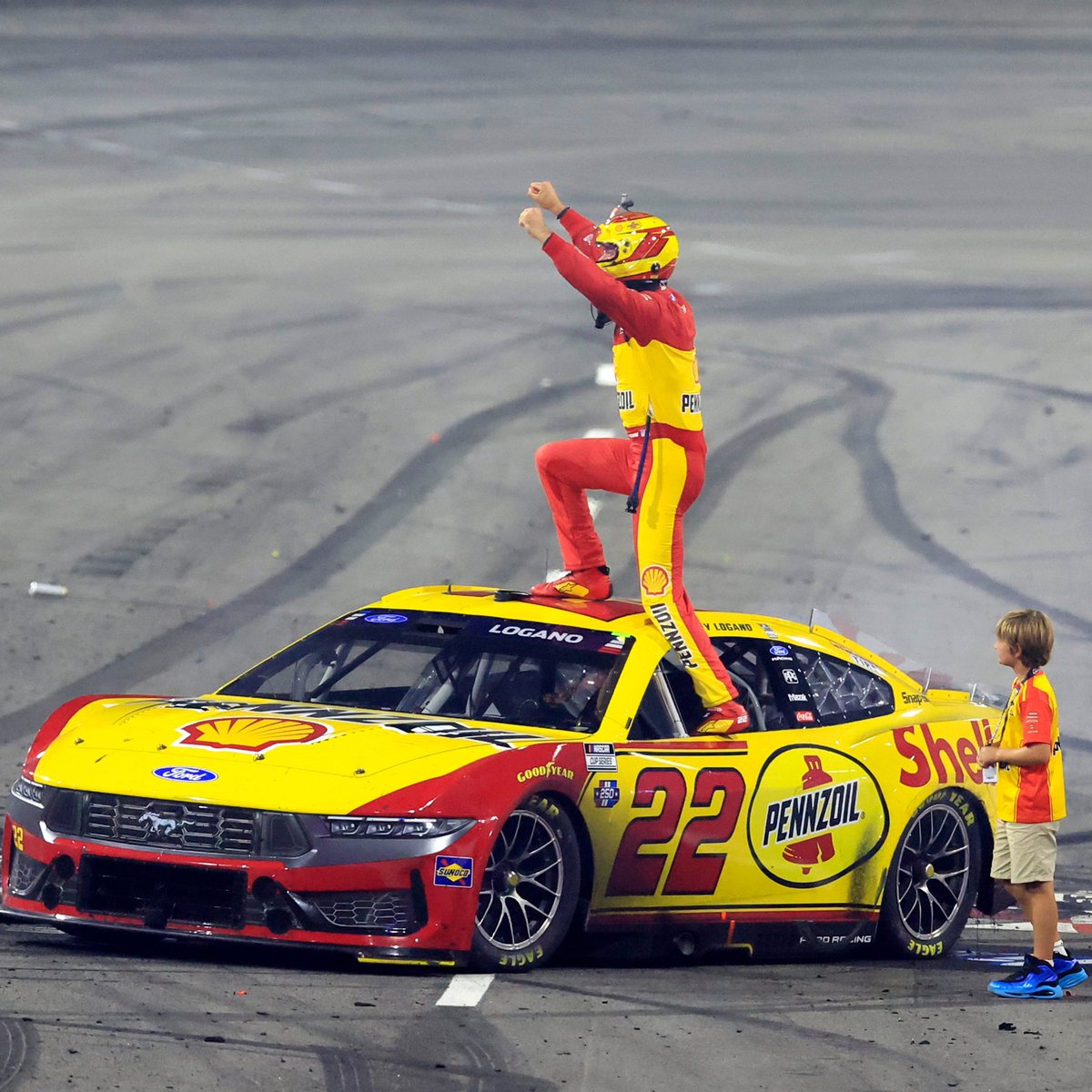 FordRacing's tweet photo. Congratulations to @joeylogano and the No. 22 on their first win of the season and @roushyates on their 400th win in NASCAR 🏁

#AmericasRaceTeam🇺🇸 | #NASCAR https://t.co/FbdDK6K7or
