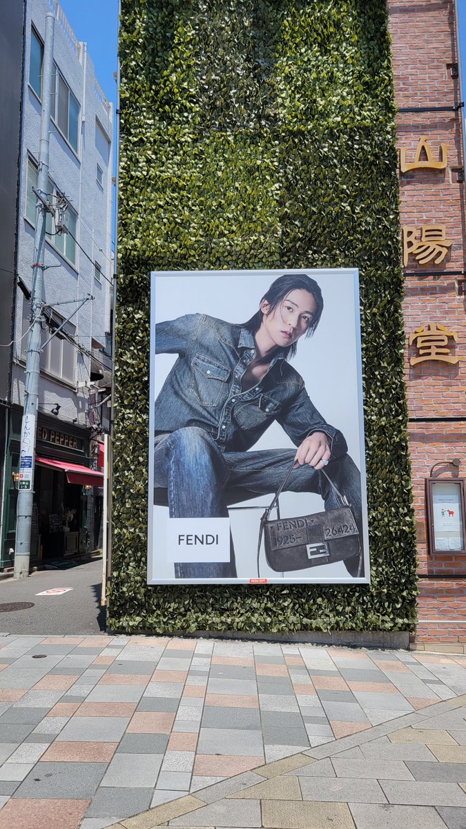 meme_pota's tweet photo. #FENDI
#ブランドアンバサダー
表参道交差点に降臨🖤
#目黒蓮
#RenMeguro 
またまた登場で嬉しい🥰 https://t.co/vF4FxwIaU8
