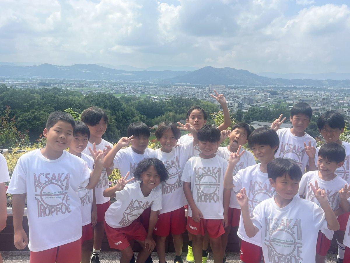 TroppoF's tweet photo. U10 ESTATE in WAKAYAMA

1日目　

保護者の皆さま
今回の合宿にご理解ご協力いただきまた朝早くからお見送り、差し入れいただきありがとうございます。

選手たちのこころに残るような合宿にします。

では午後からグラウンドで活動してきます。

ありがとうございました！ https://t.co/reB6Obf882
