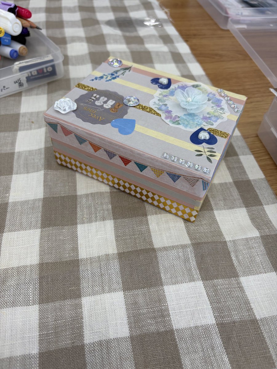 sucrecuu's tweet photo. おでかけ杜のがっこう始まってます。今日私は宝箱作り。大人も子どもも真剣に自分だけの宝箱を作っていましたよ。
私とアートフィールドくぅかさんは16時までの参加です。受付最終は15:30です。他の3人の作家さんは17時までですので、どちらもぜひ体験してみてください。
#おでかけ杜のがっこう https://t.co/m0ET2T7ctK