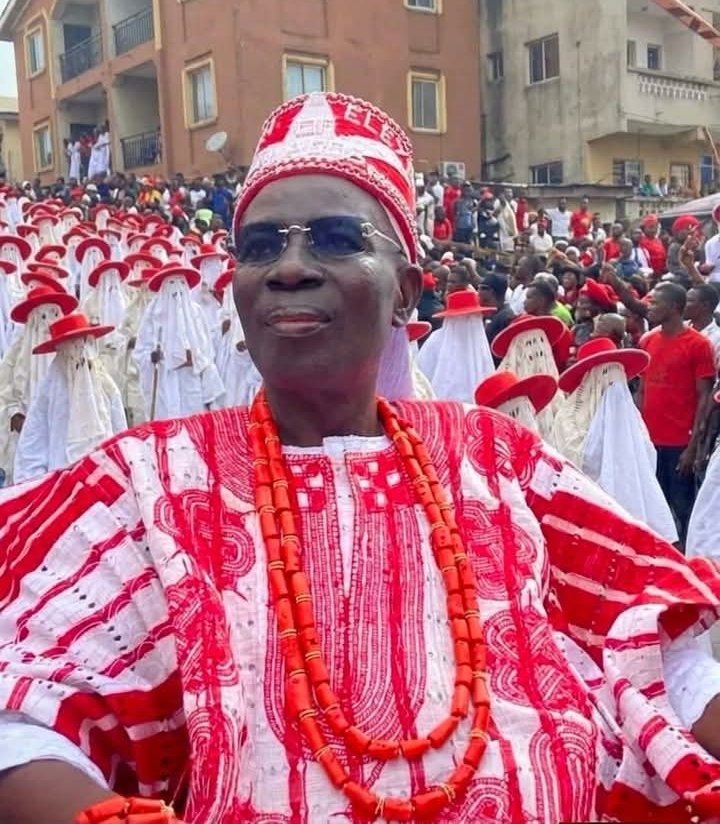 OjiRe66585's tweet photo. The Eyo arms paid a courtesy visit to the Ogboni Iduntafa Palace to pay tribute for the transition of Kabiru Adeshina Akamu Oshodi, the Olori Eyo Laba Alakete Pupa of Lagos. https://t.co/NZWtH0a49M