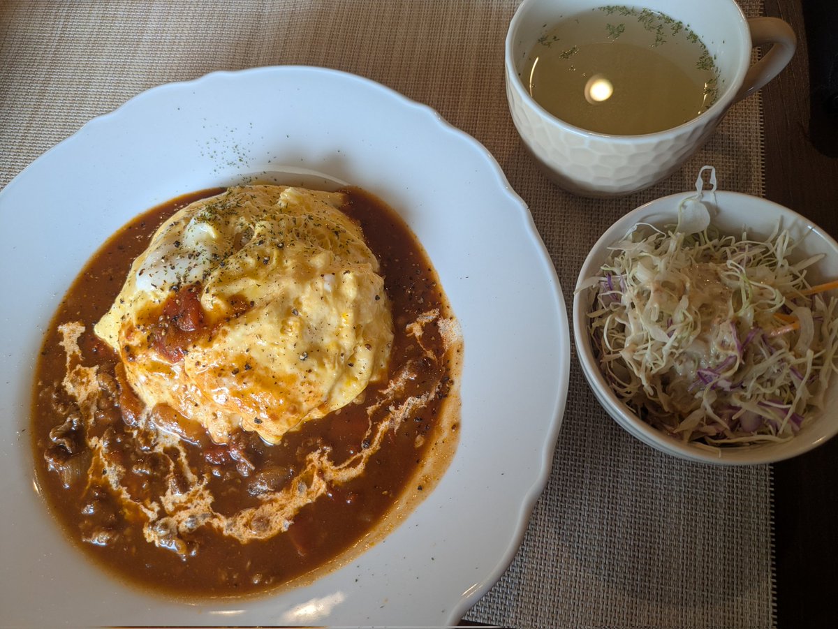 PPkyoko1's tweet photo. 家事でモーニング時間帯を逃したので近所のカフェにランチへ
めっさ住宅地だが落ち着く雰囲気で、調子こいてオムライス召したがおれには数ヶ月ぶりの白飯多過ぎた…
☕がポットで来て新たな楽しみ発見したかも😁 https://t.co/m5ZICBKOpY