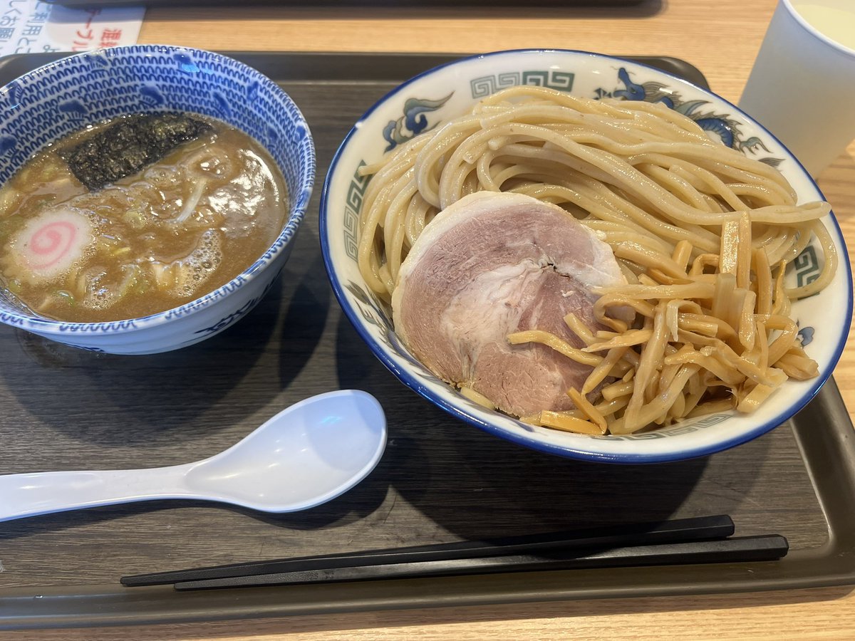 RAIDEN_927's tweet photo. 祝日出勤、上司が昼飯連れてってくれるくらいしかいいことなし https://t.co/BU8w30Kpml
