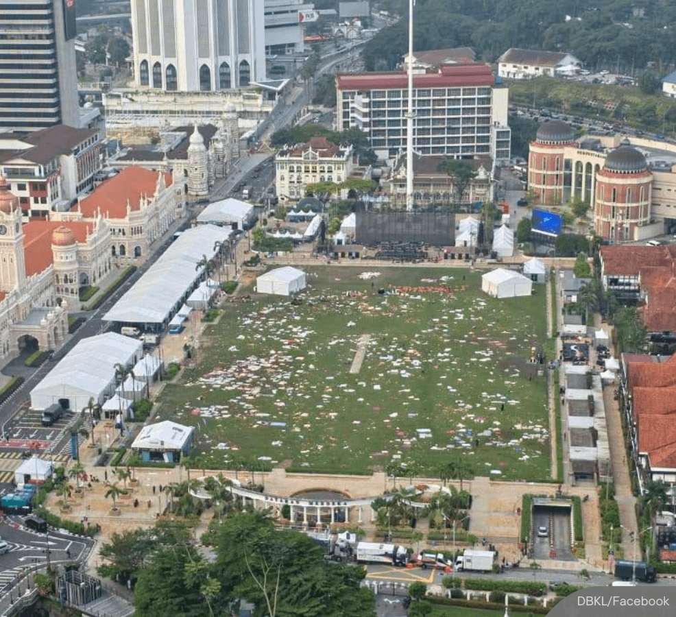 NewsBFM's tweet photo. Large amounts of rubbish were left strewn across Dataran Merdeka after thousands gathered there to watch the World Cup final.

"DBKL mesti menjalankan tanggungjawabnya dan mereka melakukannya. Tetapi membuang sampah ke dalam tong merupakan perkara asas yang sepatutnya kita lakukan sendiri," said FT minister Hannah Yeoh.

🧵1