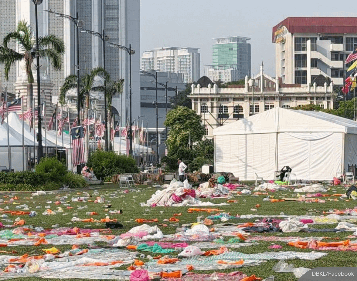 NewsBFM's tweet photo. Large amounts of rubbish were left strewn across Dataran Merdeka after thousands gathered there to watch the World Cup final.

"DBKL mesti menjalankan tanggungjawabnya dan mereka melakukannya. Tetapi membuang sampah ke dalam tong merupakan perkara asas yang sepatutnya kita lakukan sendiri," said FT minister Hannah Yeoh.

🧵1