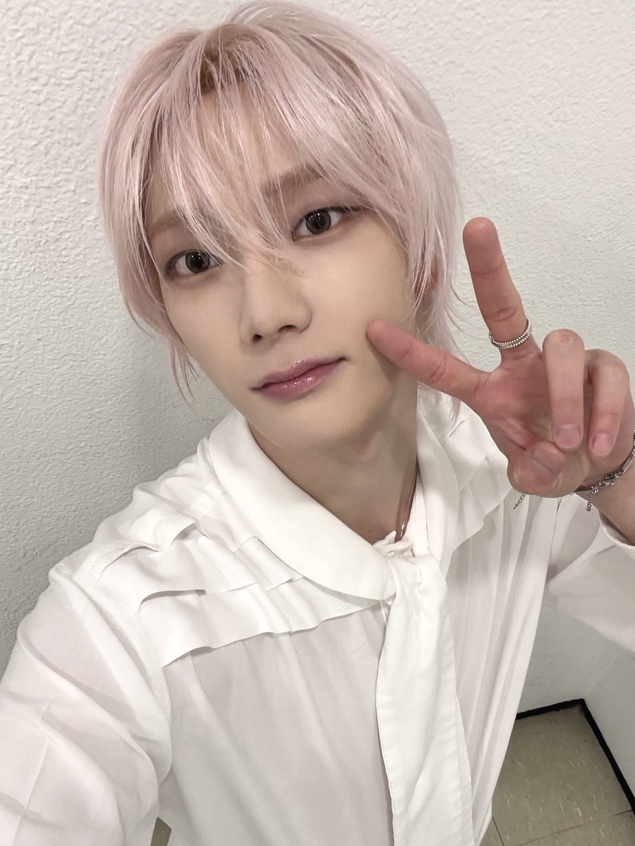 kkeiomchiz's tweet photo. guitarist bf taet teaching singer gf sungho how to play guitar for the first time but they suddenly start making out https://t.co/weOOvVsiDk
