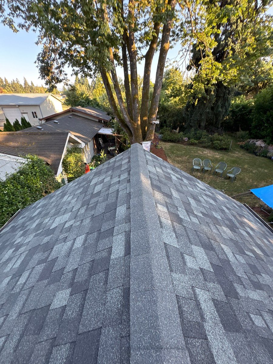 BESTRoofingOR's tweet photo. Fresh look and solid protection for this Springfield home! We finished a full reroof featuring new sheathing and high-quality architectural shingles. Ready for a roof inspection? Contact BEST Roofing & Waterproofing today! #Roofing #SpringfieldOR https://t.co/Um4cZ8cDMg