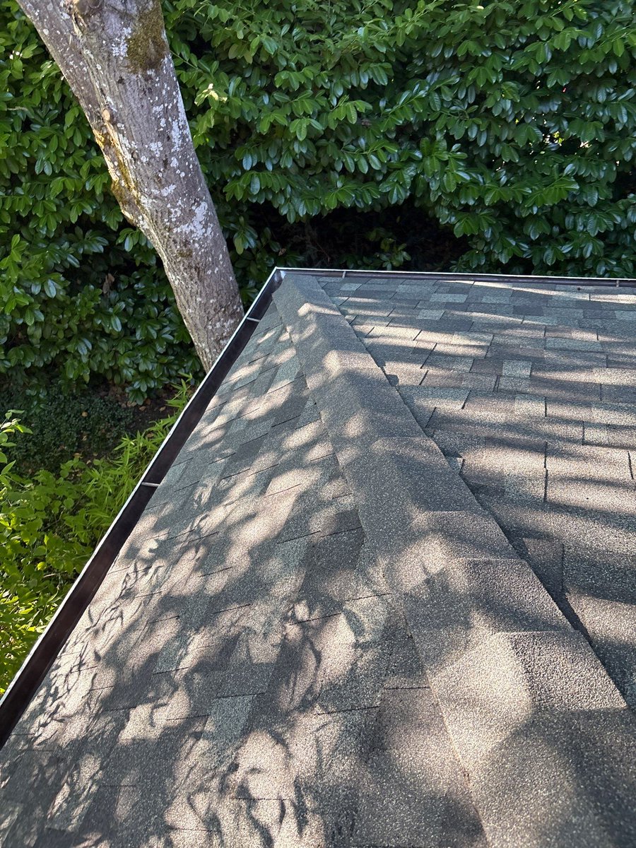 BESTRoofingOR's tweet photo. Fresh look and solid protection for this Springfield home! We finished a full reroof featuring new sheathing and high-quality architectural shingles. Ready for a roof inspection? Contact BEST Roofing & Waterproofing today! #Roofing #SpringfieldOR https://t.co/Um4cZ8cDMg