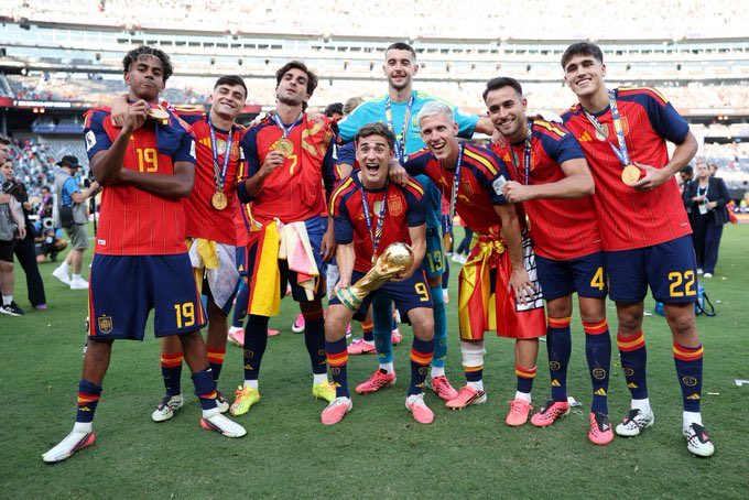 Le1vx4's tweet photo. @realmadrid 世界王者 https://t.co/uqCpPHumm8