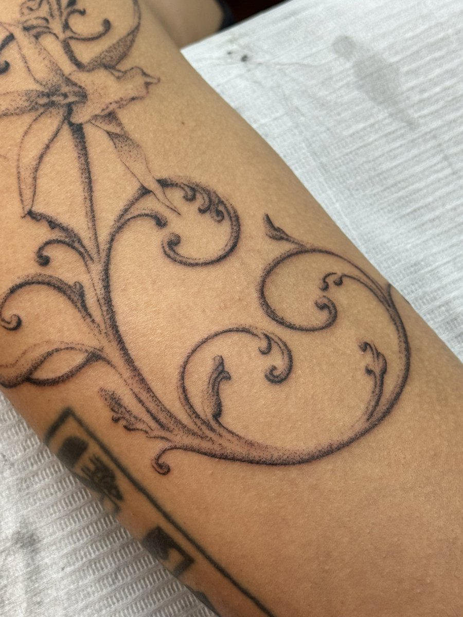 mmariink's tweet photo. easter egg dessa tattoo um coração porque amei as fofocas que a cliente me contou https://t.co/eZ0etkJ8L6