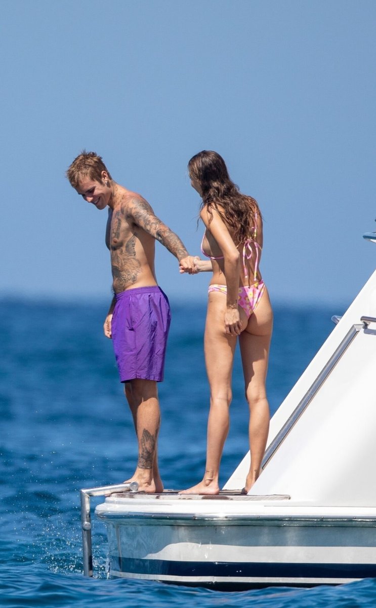 Ayra_twts's tweet photo. Justin and Hailey Bieber spotted together in Ibiza !! ( 4K ) https://t.co/iwRFD9XvZt